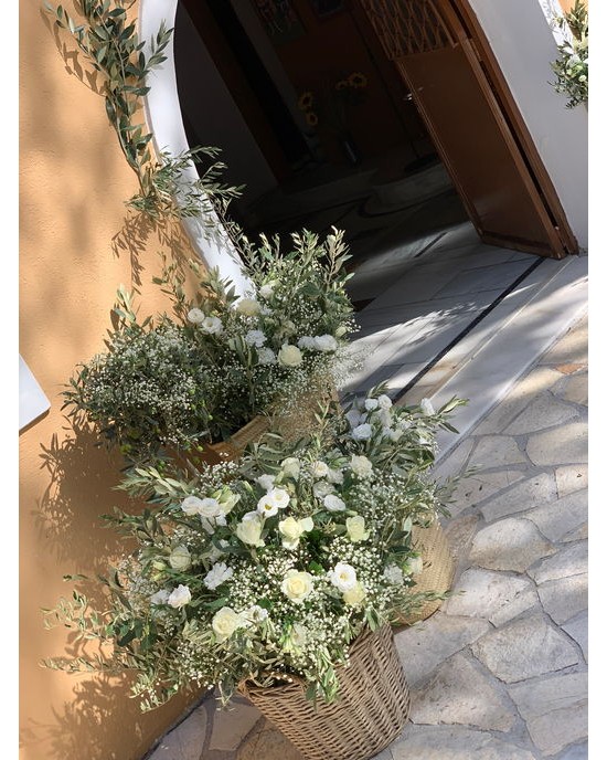 Διακόσμηση γάμου με κλαδιά ελιάς και λευκά λουλούδια Γάμος