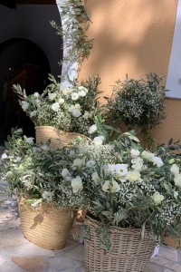 Διακόσμηση γάμου με κλαδιά ελιάς και λευκά λουλούδια