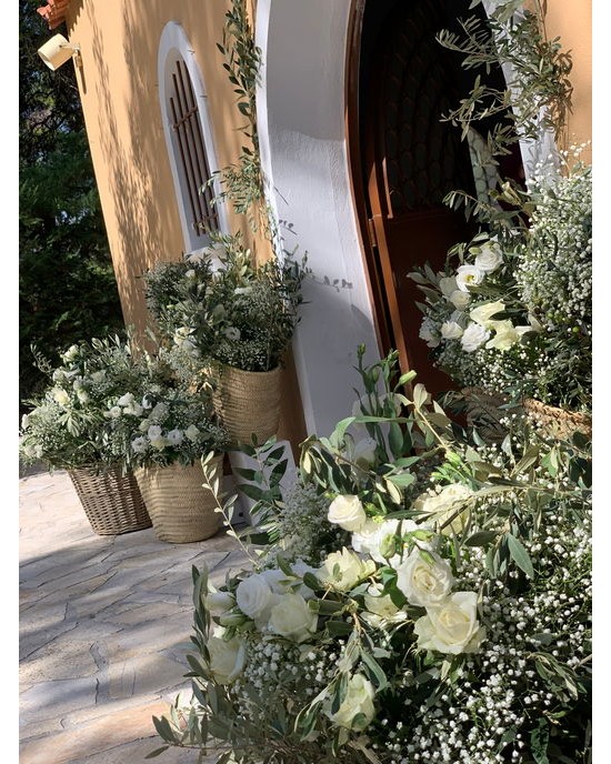 Διακόσμηση γάμου με κλαδιά ελιάς και λευκά λουλούδια Γάμος