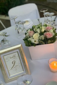 Διακόσμηση γάμου σε ρομαντικό ύφος με λευκά και απαλό ροζ λουλούδια