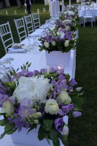 Διακόσμηση γάμου με λευκά και λιλά λουλούδια