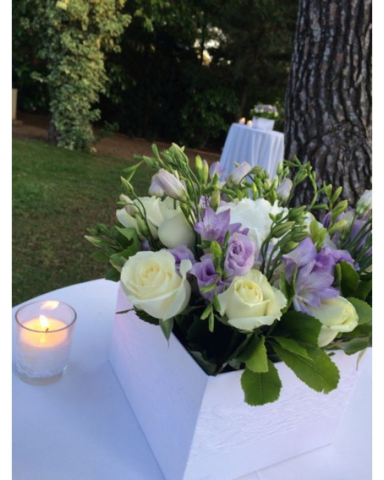 Διακόσμηση γάμου με λευκά και λιλά λουλούδια Γάμος