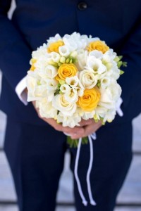 Διακόσμηση γάμου με λευκά και κίτρινα λουλούδια