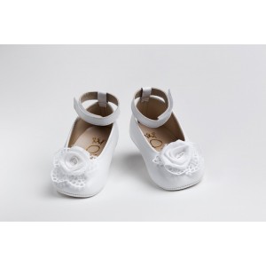 Baby girl hug  shoes with cotton lace and linen rose