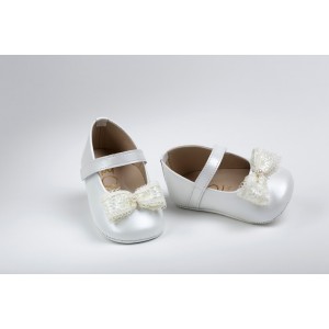 Baby girl hug shoes  with lace and satin bow with a pearl