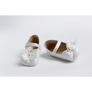 Baby girl hug shoes made of ivory  leather decorated with gross bow and  a pearl