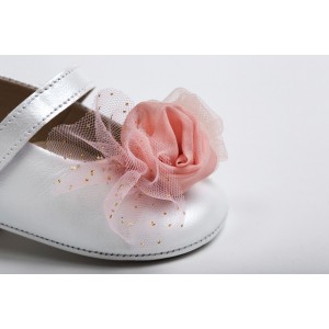 Baby girl hug shoes in ivory leather with roses made of tulle and muslin