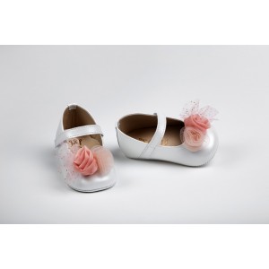 Baby girl hug shoes in ivory leather with roses made of tulle and muslin