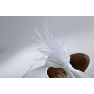 Baby girl hug leather shoes with satin bow  and feathers