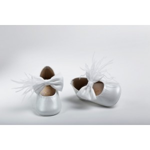 Baby girl hug leather shoes with satin bow  and feathers
