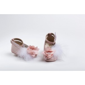 Baby girl hug leather shoes with satin flower, a pearl and feathers