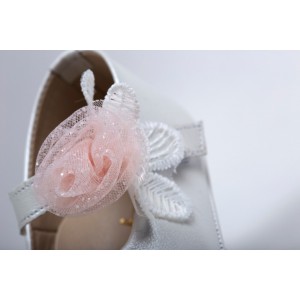 Baby girl hug leather shoes with rose and daisy with a pearl