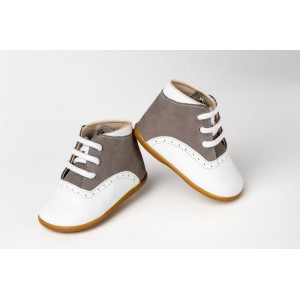 Baby boots for first steps made of leather with shoelace