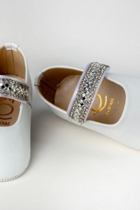 Baby girl hug leather shoes in white or dusty pink, with strass