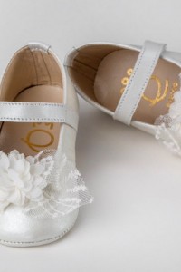 Baby girl hug leather shoes in ivory with lace and flower