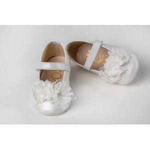 Baby girl hug leather shoes in ivory with lace and flower