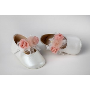 Baby girl hug leather shoes with lace and flowers