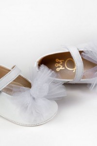 Baby girl hug shoes made of white or ivory leather with bow and rose