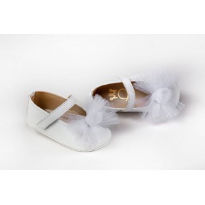 Baby girl hug shoes made of white or ivory leather with bow and rose
