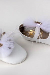 Baby hug shoes made of white or gold leather and, tulle, feathers and butterfly