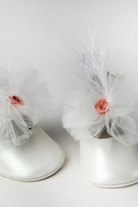 Μπαλαρίνα αγκαλιάς από  ιβουάρ ή απαλό ροζ δέρμα, με τούλι, φτερά και τριαντάφυλλο