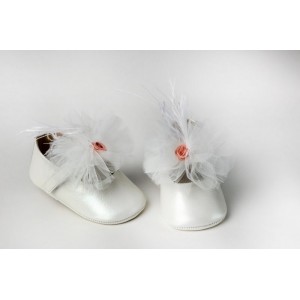 Baby girl hug leather shoes in ivory or dusty pink, with tulle, feathers and rose