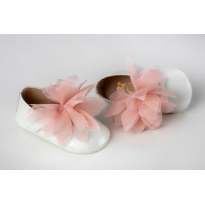 Baby hug shoes made of ivory or baby pink leather with big flower