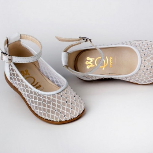 White walking shoes made of leather and transparent net with strass