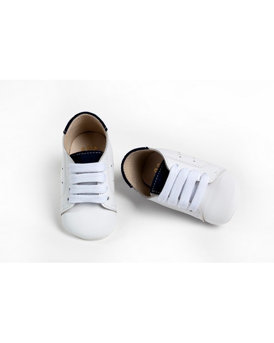 Παπουτσάκι αγκαλιάς χαμηλό sneaker, από λευκό δέρμα με καστoρ λεπτομέρεια Παπούτσια Βάπτισης