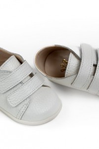 First steps shoes, made of white leather with 2 velcro closings
