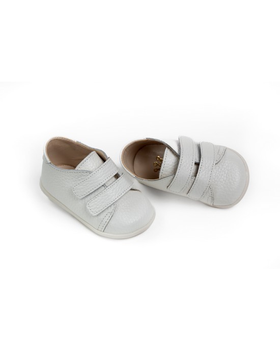 First steps shoes, made of white leather with 2 velcro closings Christening Shoes