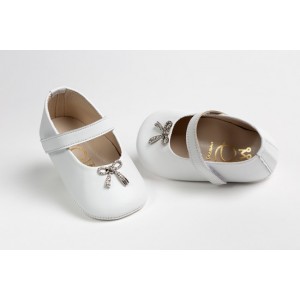 Baby girl hug shoes made of leather with decorative stras bow
