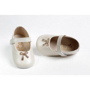 Baby girl hug shoes made of leather with decorative stras bow