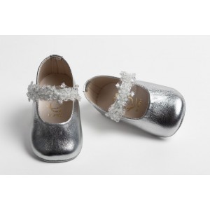 Baby girl hug shoes made of leather and decorated with sequins