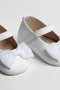 Baby girl hug shoes made of  leather decorated with muslin bow