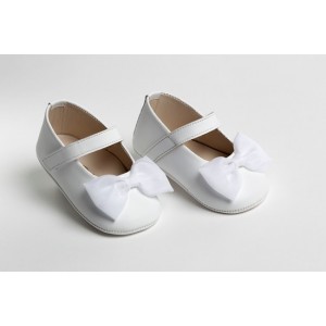 Baby girl hug shoes made of  leather decorated with muslin bow