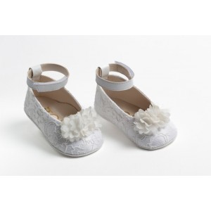 Baby girl hug leather shoes with white lace, decorated with off white flowers