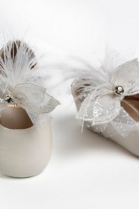 Baby girl hug shoes made of leather decorated with embroidery with strass, sequins and feathers