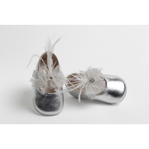 Baby girl hug shoes made of  leather and decorated with glitter tulle, strass and feathers