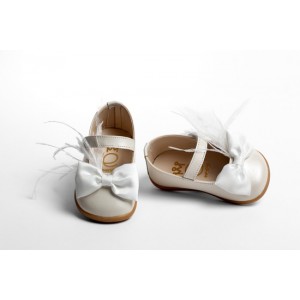 First steps baby girl leather shoes decorated with satin bow and feathers