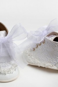 Baby girl first steps boot shoes made of white leather and satin, white lace and embroidered with pearls and sequins