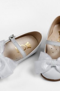 Leather walking shoes with satin bows