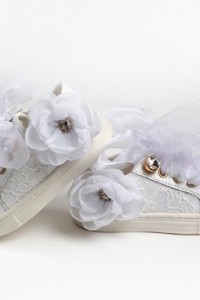 Sneaker περπατήματος από δέρμα και δαντέλα και διακοσμημένο με λουλούδι  και στρας
