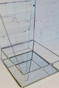 Στεφανοθήκη από γυαλί με ασημί λεπτομέρειες