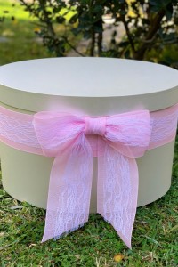 Κουτί βαπτιστικών με φιόγκο από ροζ ύφασμα και λευκή δαντέλα