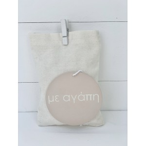 Wedding favor pouch with wooden label