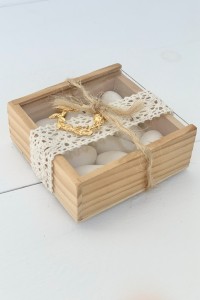 Μπομπονιέρα γάμου ξύλινο κουτί με στεφανάκι 