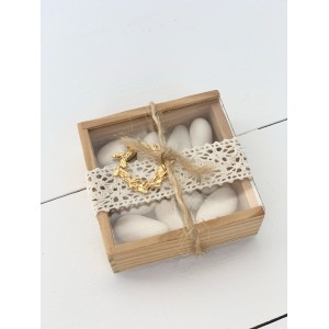 Wedding favor wooden box with gold wreath