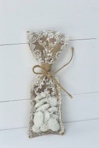 Wedding favor pouch made of burlap and lace 