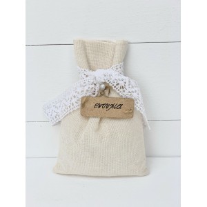 Wedding favor pouch with wood label and traditional lace